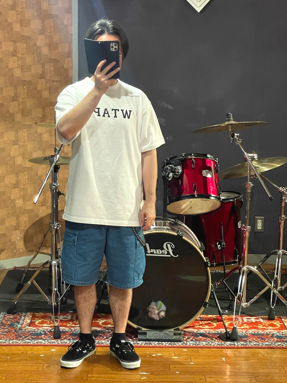 「ビッグシルエット、オーバーサイズ、ストリート、ラフ、カジュアル、大人カジュアル、スニーカー、カーゴパンツ、白Tシャツ、shorts、デニム、wtaps、VANS、シンプル、いいね、save、フォローお願いします🤑」｜「WTAPSのアイテム（Tシャツ/カットソー、ホワイト系）」を使った、minetoraさん（メンズ・171cm）の夏コーディネートの1枚目の写真