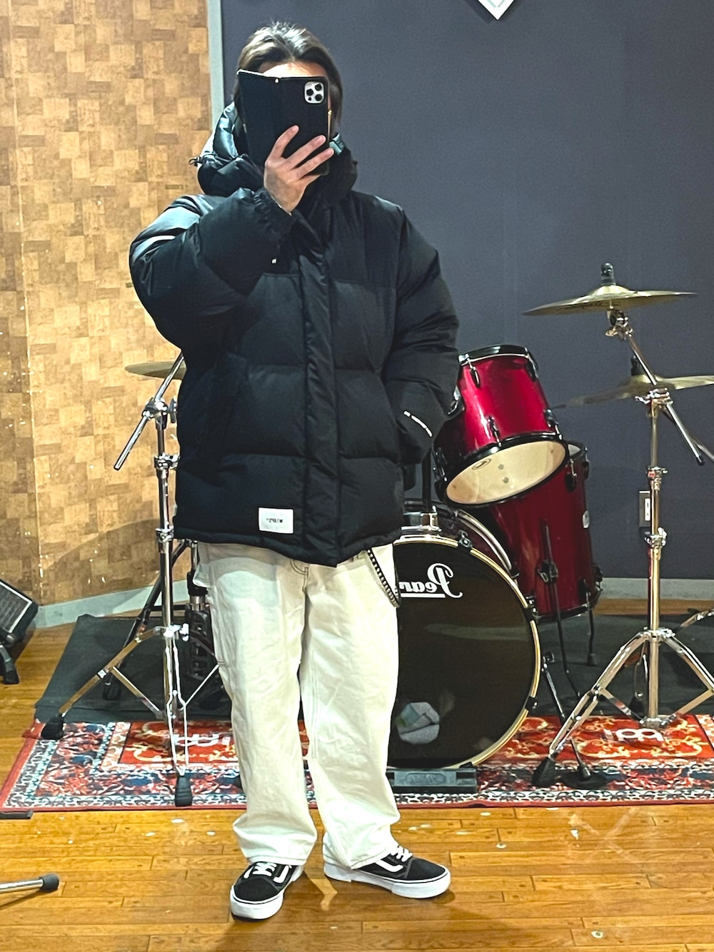 「wtaps、COOTIE、nautica、VANS、ビッグシルエット、オーバーサイズ、大人コーデ、大人カジュアル、ダウンジャケット、ペインターパンツ、スニーカー、冬コーデ、ストリート、メンズコーデ、白パンツ」｜「WTAPSのアイテム（ダウンジャケット/コート、ブラック系）」を使った、minetoraさん（メンズ・171cm）の冬コーディネートの1枚目の写真