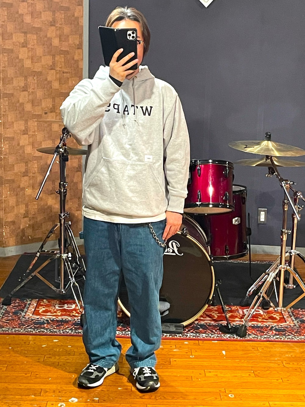 「wtaps、New Balance、デニム、パーカー、ストリート、シンプルコーデ、大人カジュアル、カジュアル、夏ファッション、シンプルスタイル、ラフ、お洒落さんとつながりたい、メンズコーデ、いいね、save、フォローお願いします🤑、ストリートコーデ」｜「WTAPSのアイテム（パーカー、グレー系）」を使った、minetoraさん（メンズ・171cm）の春コーディネートの1枚目の写真