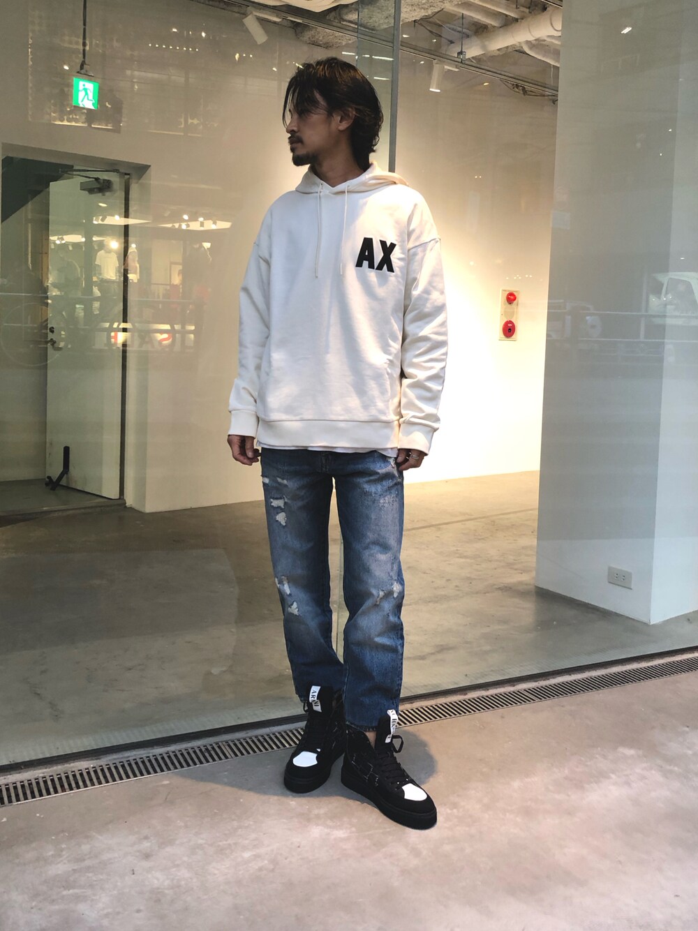 「オーバーサイズ、ストリート、ロゴスウェット、フーディー、AXchanger、AXCatStreet、AXchange、アルマーニエクスチェンジ、春色、デニム、スエット、パーカー、大人カジュアル」｜「ARMANI EXCHANGEの【A|X アルマーニ エクスチェンジ】ダメージデニムパンツ_J24 TAPERED（デニムパンツ、ブルー系）」を使った、MR.kobaさん（メンズ・173cm）の冬コーディネートの1枚目の写真