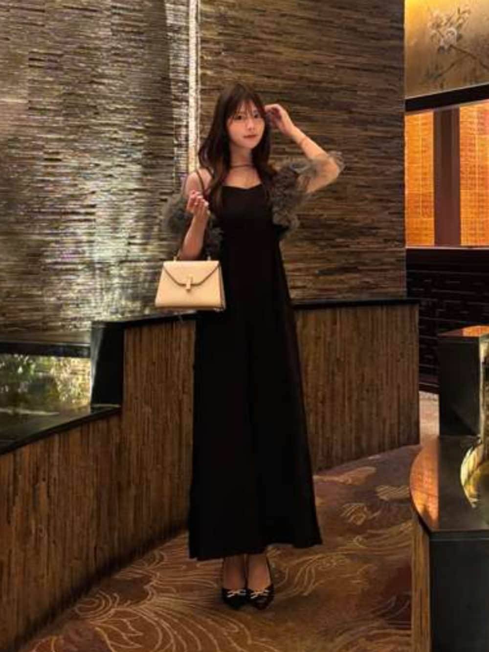 ブラック系のパンツドレスを着用したレディースの夏コーディネートの1枚目の写真