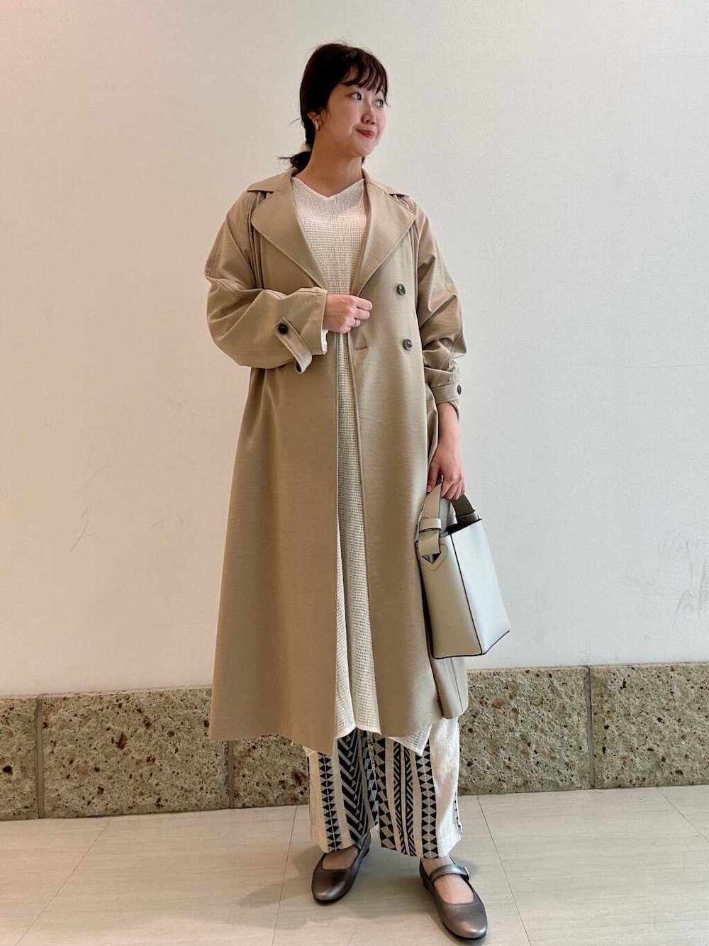 「ワンピース、カジュアル、トレンチコート、パンツ、アーバンリサーチドアーズ、newarrival、doors、メッシュ、通気性、お出かけコーデ、20代後半、個性的、ジャガード柄、ナチュラル×ブルベ夏、春アウターコーデ」｜「URBAN RESEARCH DOORSのメリージェーン（パンプス、グレー系）」を使った、八木野　由季さん（レディース・165cm）の春コーディネートの1枚目の写真