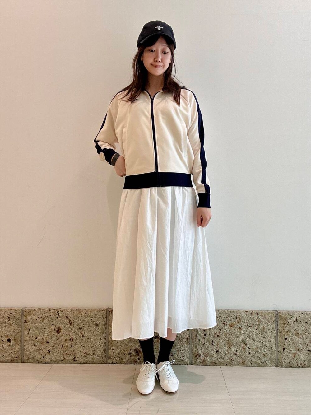「大人カジュアル、スカート、パーカー、トラックジャケット、アーバンリサーチドアーズ、newarrival、PUMA、フレア、羽織り、アクティブ、スポーツ、スタイルアップ、20代後半、ジャージ、コンパクト」｜「URBAN RESEARCH DOORSのダブルガーゼボリュームスカート（スカート、ホワイト系）」を使った、八木野　由季さん（レディース・165cm）の春コーディネートの1枚目の写真