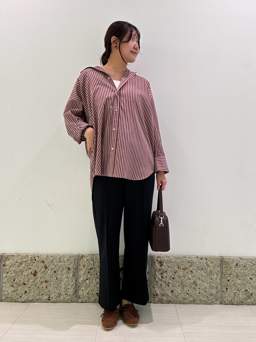 ブラック系のその他パンツ、レッド系のシャツ/ブラウスを着用したレディースの秋コーディネートの1枚目の写真