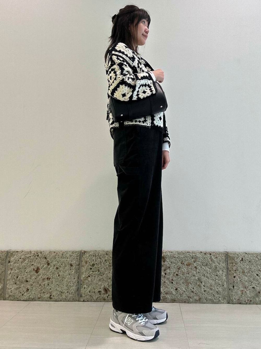 ホワイト系のTシャツ/カットソー、ホワイト系のカーディガン/ボレロ、ブラック系のサロペット/オーバーオールを着用したレディースの秋コーディネートの1枚目の写真