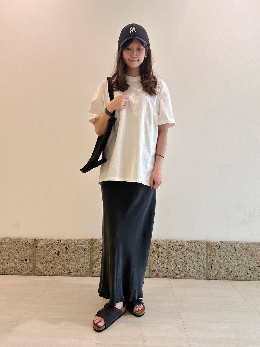 「大人カジュアル、Tシャツ、スカート、かぐれ、スポーティー、newarrival、休日スタイル、ノースフェイス、サンダルコーデ、楽ちん、お出かけコーデ、20代後半、スタイルup、ナチュラル×ブルベ夏」｜「かぐれの『2サイズ展開』キュプラスカート（スカート、グレー系）」を使った、八木野　由季さん（レディース・165cm）の春コーディネートの1枚目の写真