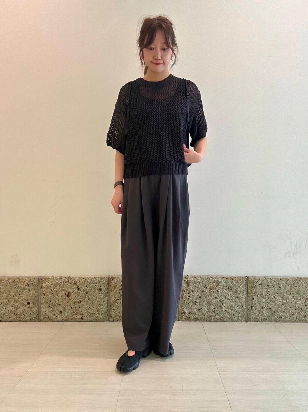 「アーバンリサーチ、タックパンツ、newarrival、休日スタイル、メッシュ、通気性、お出かけコーデ、おでかけコーデ、20代後半、透かし柄、ナチュラル×ブルベ夏、外遊びコーデ、暮らしを楽しむ、初夏パンツ」｜「NIKEのNIKE　エアリフト（その他シューズ、ブラック系）」を使った、八木野　由季さん（レディース・165cm）の春コーディネートの1枚目の写真