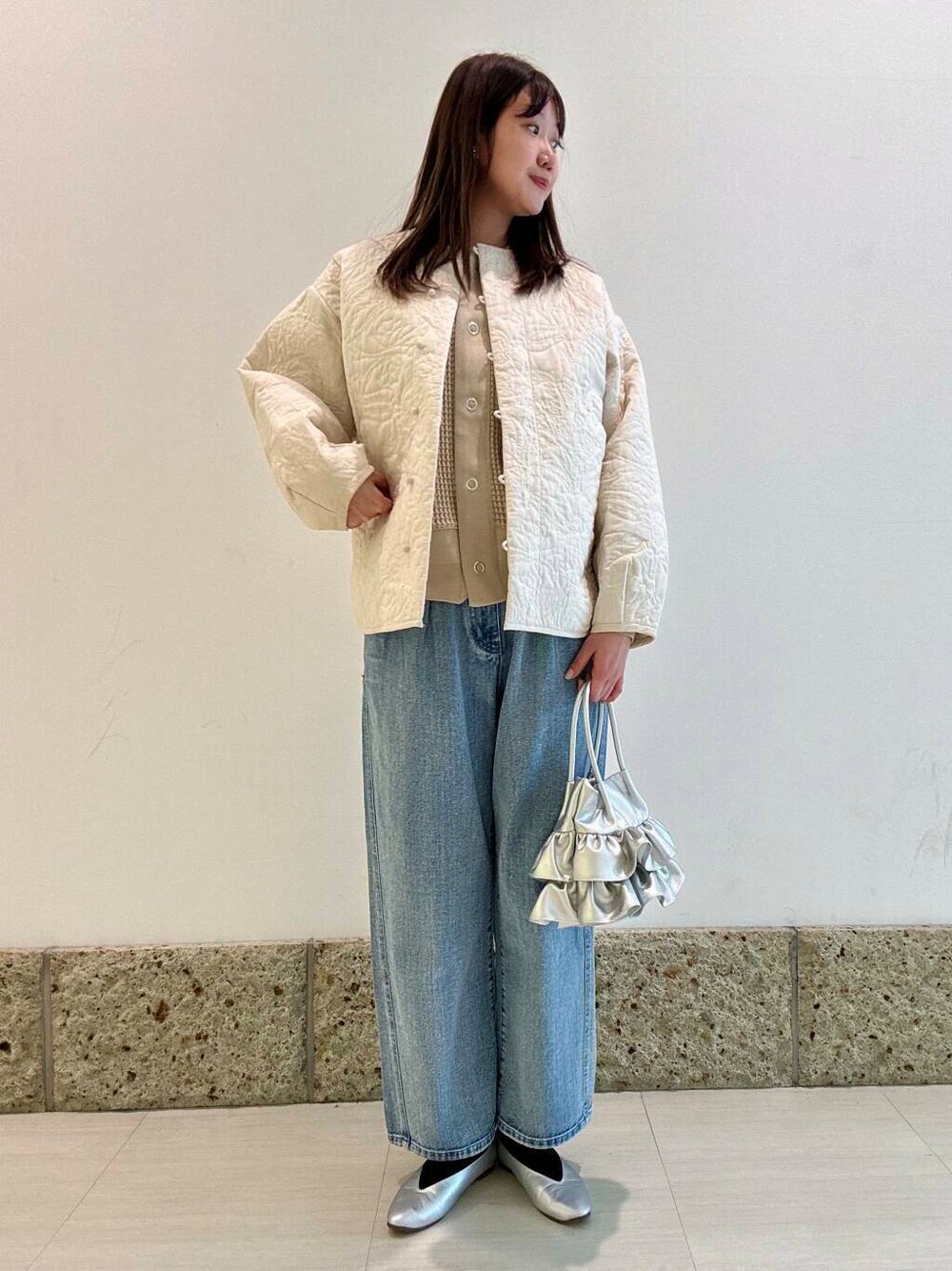 「カーディガン、デニム、カジュアル、かぐれ、アーバンリサーチドアーズ、newarrival、doors、ワッフル素材、お出かけコーデ、伸縮性、20代後半、中綿ジャケット、ナチュラル×ブルベ夏、春アウターコーデ」｜「URBAN RESEARCH DOORSの2タックギャザーデニムパンツ（デニムパンツ、ブルー系）」を使った、八木野　由季さん（レディース・165cm）の春コーディネートの1枚目の写真