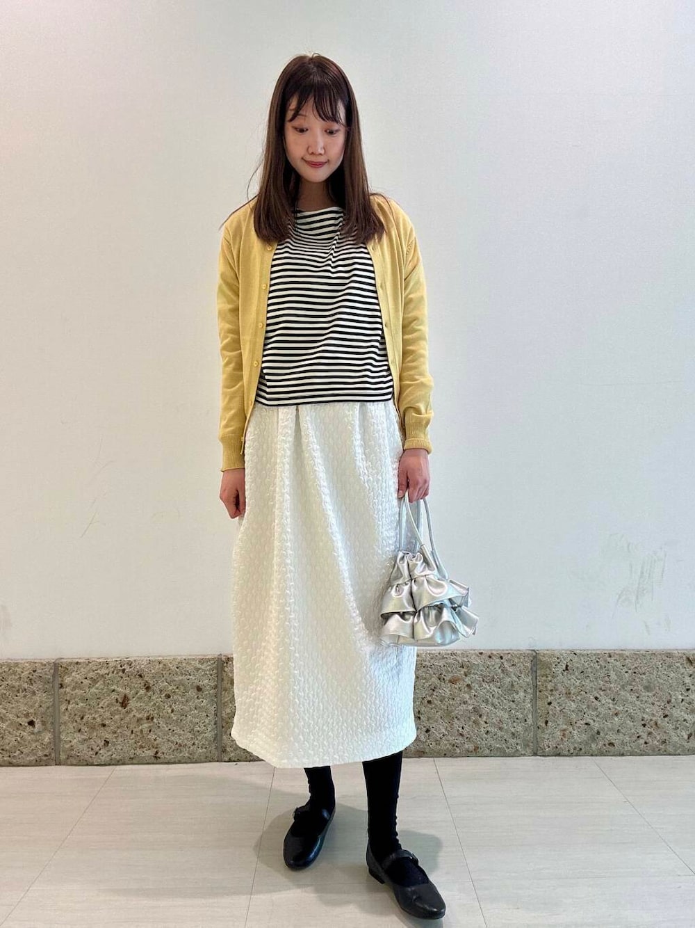 「カーディガン、ボーダー、カットソー、アーバンリサーチドアーズ、newarrival、doors、コットン、お出かけコーデ、オーガニック、20代後半、春カラーコーデ、ナチュラル×ブルベ夏、コクーンスカート、過ごしやすい、暮らしを楽しむ」｜「URBAN RESEARCH DOORSのオーガニックコットンクルーネックカーディガン（ニット/セーター、イエロー系）」を使った、八木野　由季さん（レディース・165cm）の春コーディネートの1枚目の写真