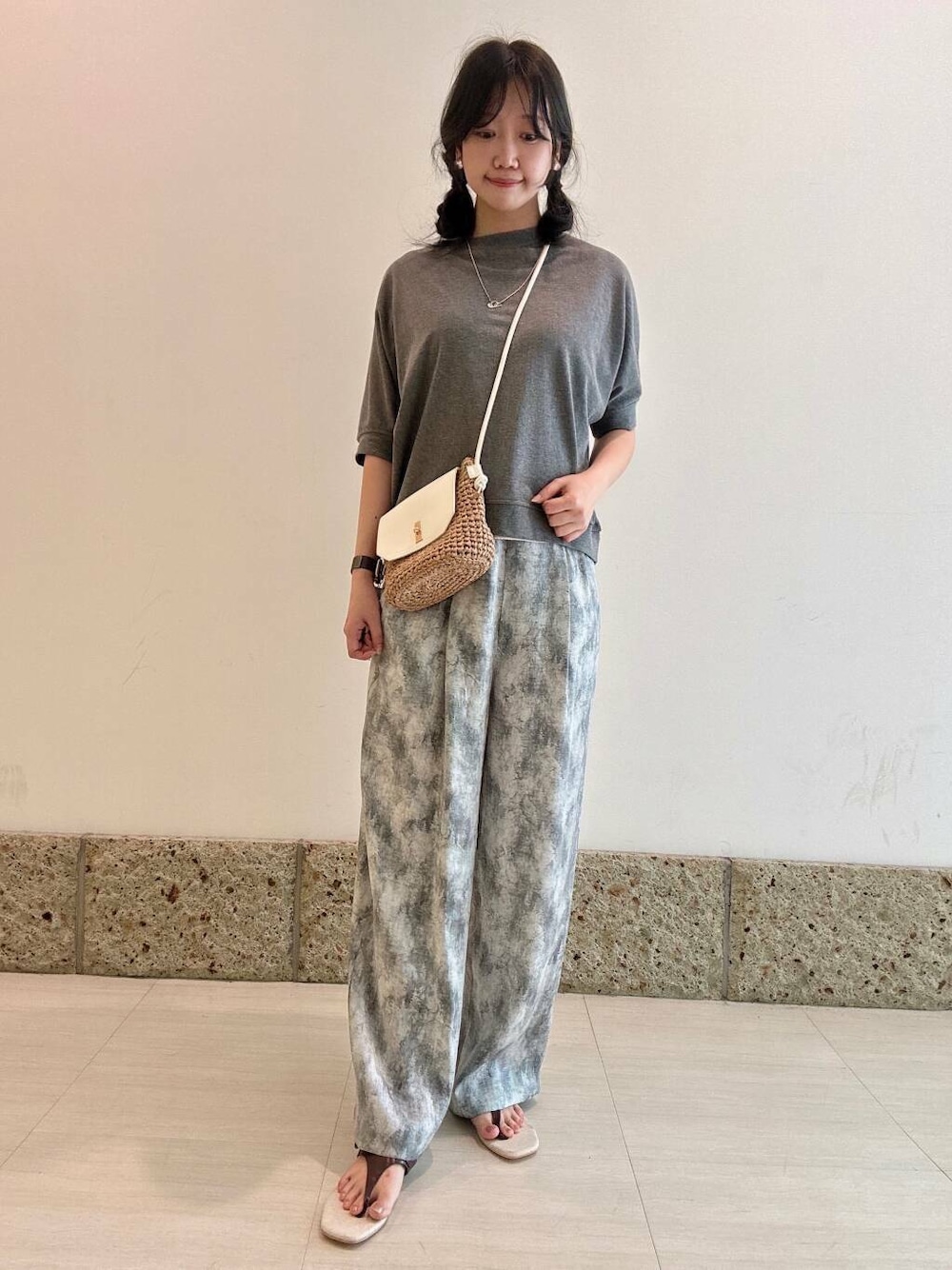 イエロー系のショルダーバッグ、ブラウン系のサンダル、グレー系のTシャツ/カットソーを着用したレディースの夏コーディネートの1枚目の写真