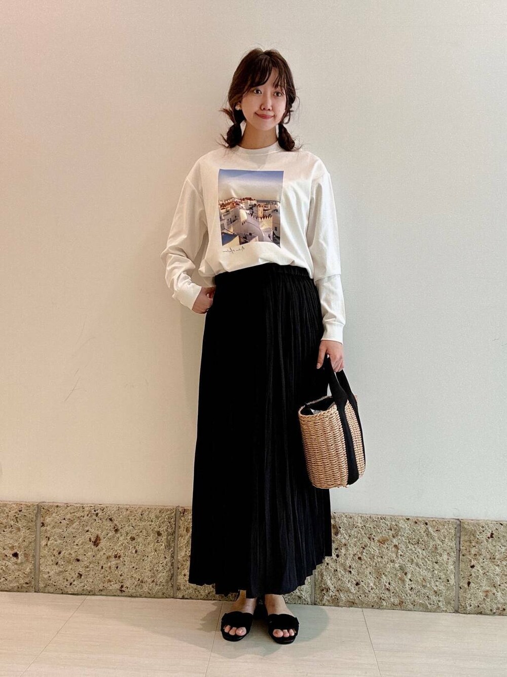 「シンプル、大人カジュアル、デートコーデ、ロンT、サンダル、プリーツスカート、アーバンリサーチドアーズ、newarrival、お出かけコーデ、涼しい、20代後半、フォト、ナチュラル×ブルベ夏、過ごしやすい、暮らしを楽しむ」｜「RODE SKOのナチュラルカゴバッグ（ハンドバッグ、ベージュ系）」を使った、八木野　由季さん（レディース・165cm）の春コーディネートの1枚目の写真