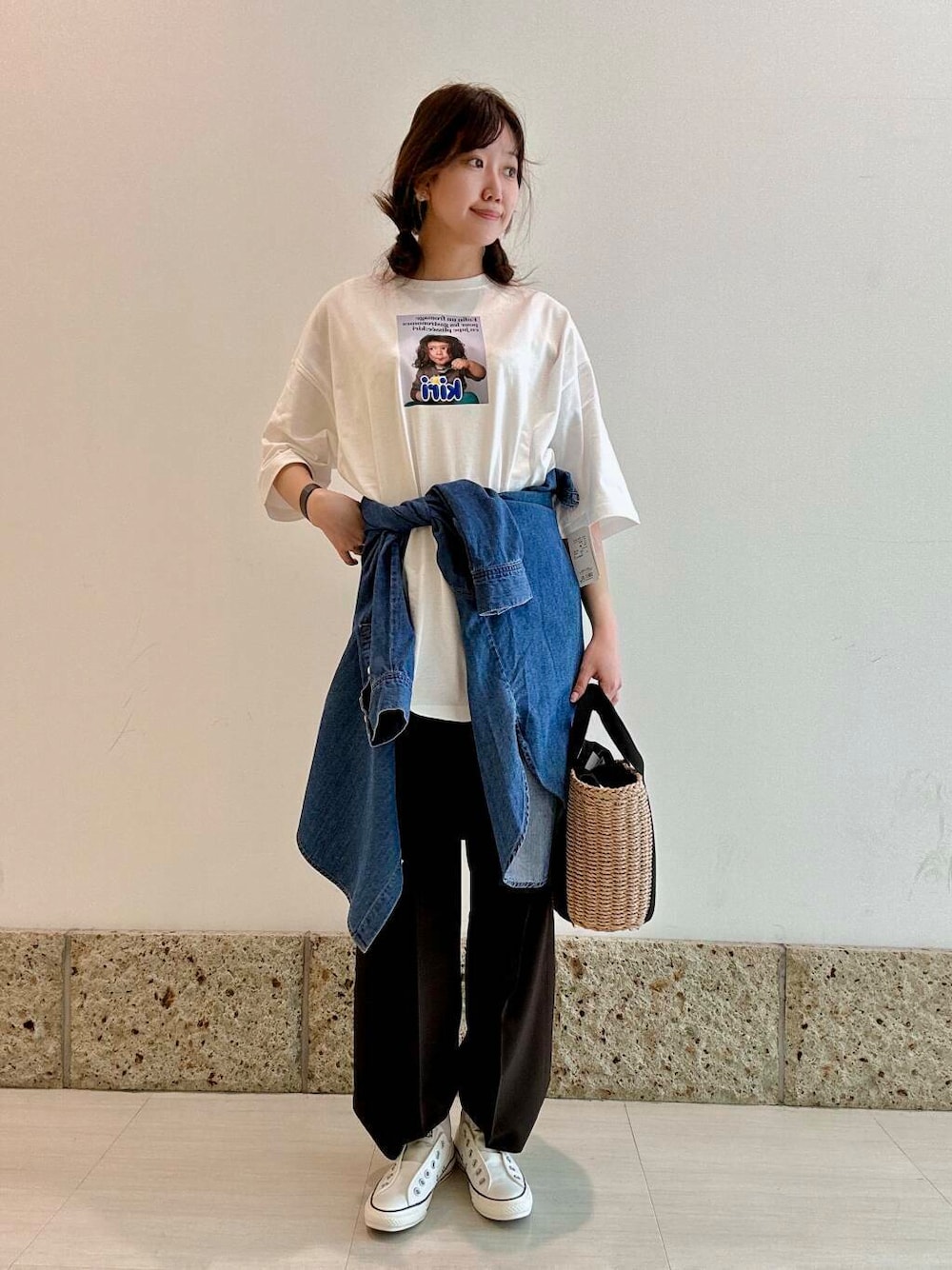 「大人カジュアル、ワイドパンツ、Tシャツ、オーバーサイズ、トラウザー、アーバンリサーチドアーズ、休日コーデ、newarrival、デニムシャツ、お出かけコーデ、20代後半、フォト、初夏のお出かけコーデ、ナチュラル×ブルベ夏、最旬スニーカーコーデ」｜「RODE SKOのナチュラルカゴバッグ（ハンドバッグ、ベージュ系）」を使った、八木野　由季さん（レディース・165cm）の春コーディネートの1枚目の写真