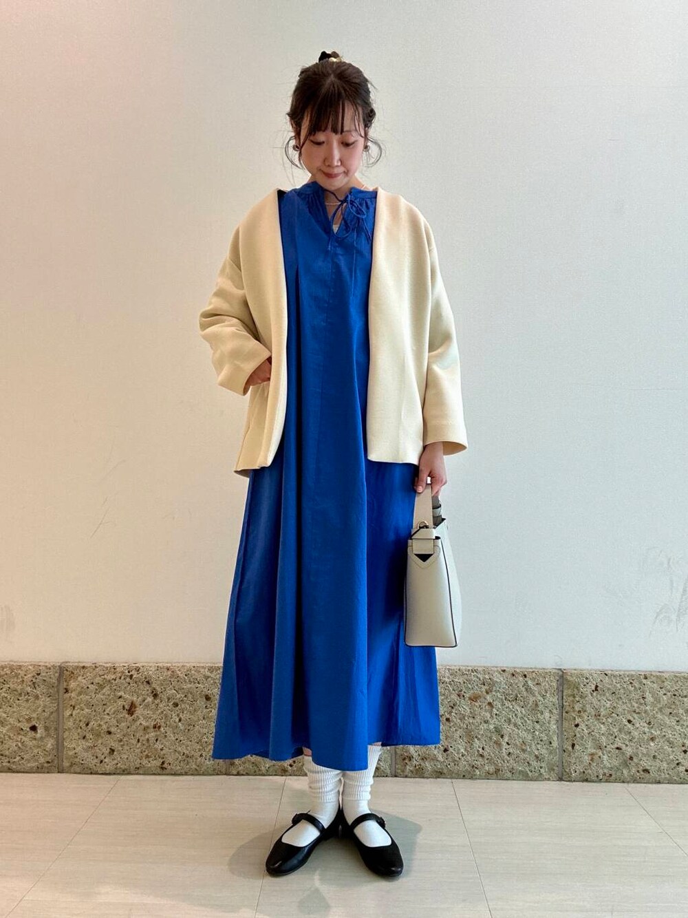 「ワンピース、ジャケット、ノーカラー、ボリュームスリーブ、アーバンリサーチドアーズ、春カラー、newarrival、doors、楽ちん、お出かけコーデ、20代後半、ハリ感、インドコットン、ナチュラル×ブルベ夏、春アウターコーデ」｜「URBAN RESEARCH DOORSのダンボールニットノーカラージャケット（ノーカラージャケット、ホワイト系）」を使った、八木野　由季さん（レディース・165cm）の春コーディネートの1枚目の写真