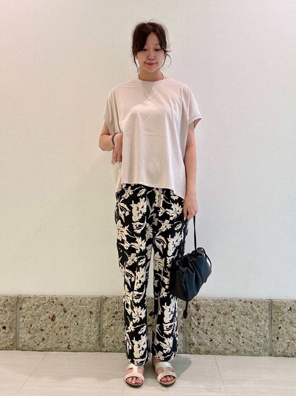 ブラック系のショルダーバッグ、ブラック系のその他パンツ、グレー系のTシャツ/カットソーを着用したレディースの夏コーディネートの1枚目の写真