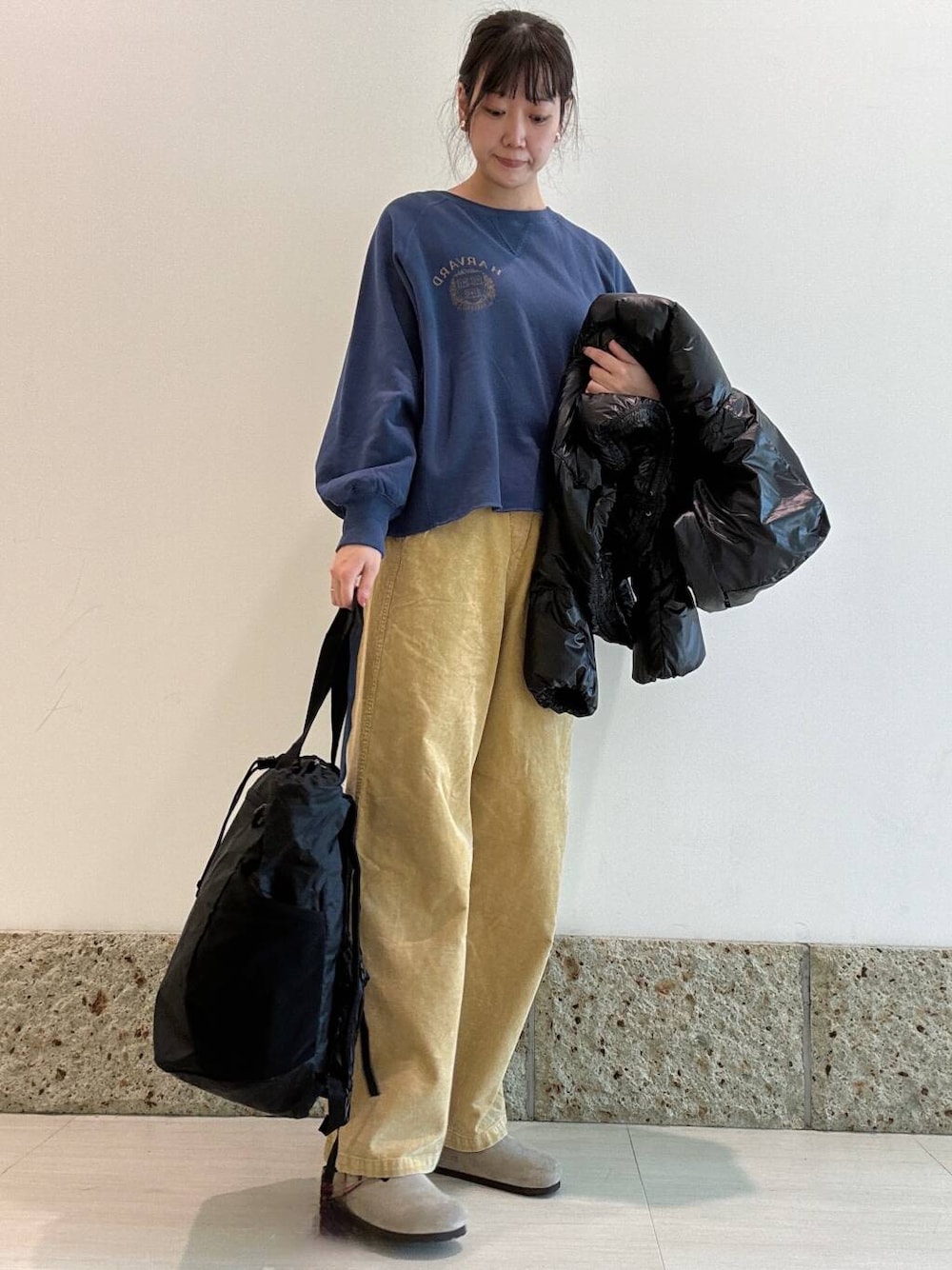 ブルー系のTシャツ/カットソー、イエロー系のその他パンツ、ベージュ系のサンダルを着用したレディースの秋コーディネートの1枚目の写真