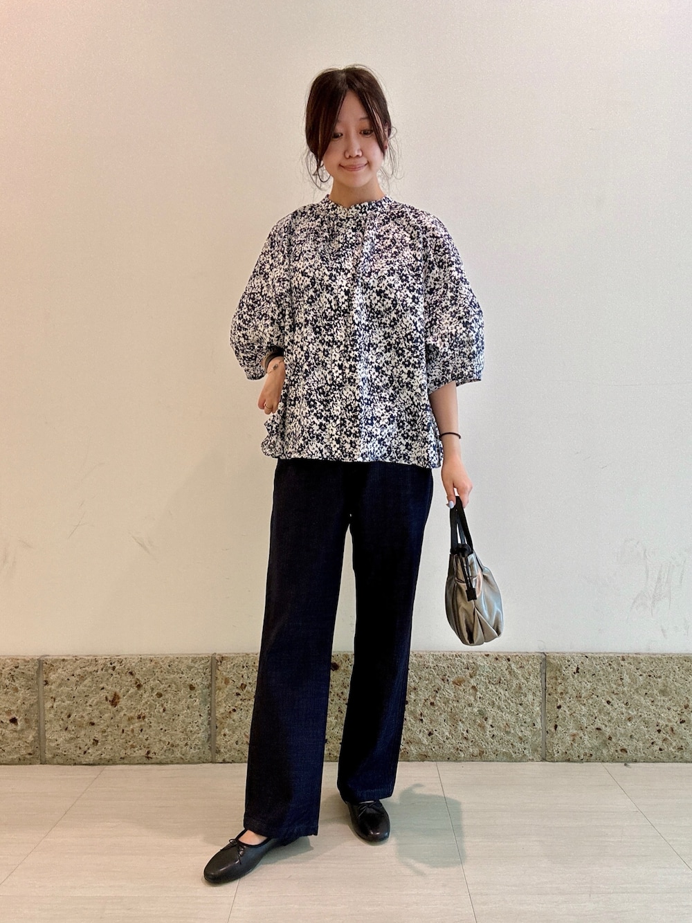 ブルー系のシャツ/ブラウス、ブルー系のデニムパンツ、ブラック系のバレエシューズを着用したレディースの秋コーディネートの1枚目の写真