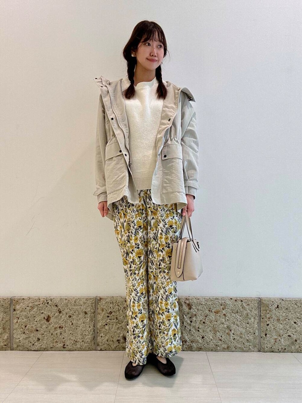 「大人カジュアル、花柄、プルオーバー、パンツ、マウンテンパーカー、アーバンリサーチドアーズ、春アウター、newarrival、doors、お出かけコーデ、20代後半、ナチュラル×ブルベ夏」｜「URBAN RESEARCH DOORSのナイロンマウンテンパーカー（マウンテンパーカー、ベージュ系）」を使った、八木野　由季さん（レディース・165cm）の春コーディネートの1枚目の写真