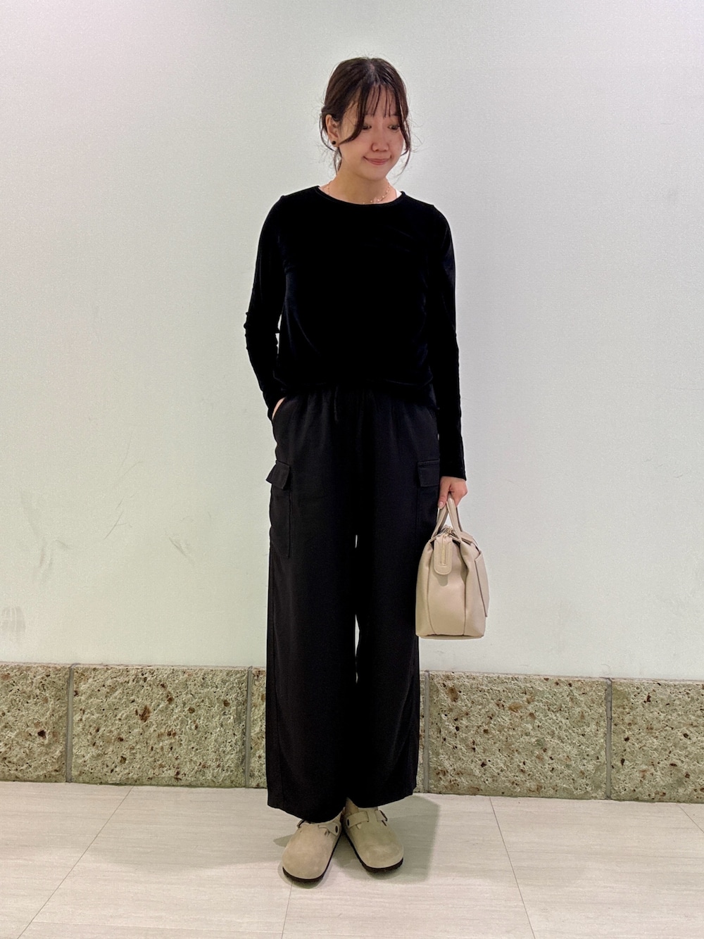 「秋服準備はじめました、パンツスタイル、秋服、ベロア、ベロアトップス、ワントーンコーデ、カーゴパンツ、ビルケンシュトック」｜「URBAN RESEARCH DOORSのシアーベロアプルオーバー（Tシャツ/カットソー、ブラック系）」を使った、YUKIさん（骨格ナチュラル・レディース・165cm）の秋コーディネートの1枚目の写真
