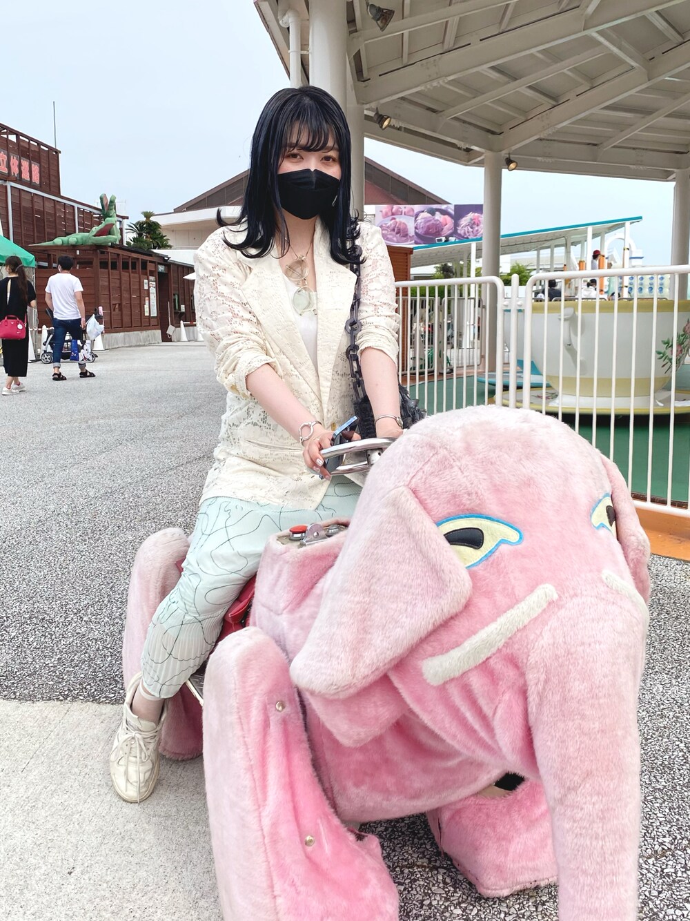 「大人コーデ、楽チンコーデ、オトナカワイイ、キレイめ、休日スタイル、淡色女子、ジャケット、レース、レースジャケット、スニーカーコーデ、韓国ファッション、グリーン、淡色コーデ、白スニーカー、mame」｜「TODAYFULのレースオーバージャケット（テーラードジャケット、ホワイト系）」を使った、ykさん（レディース・160cm）の夏コーディネートの1枚目の写真