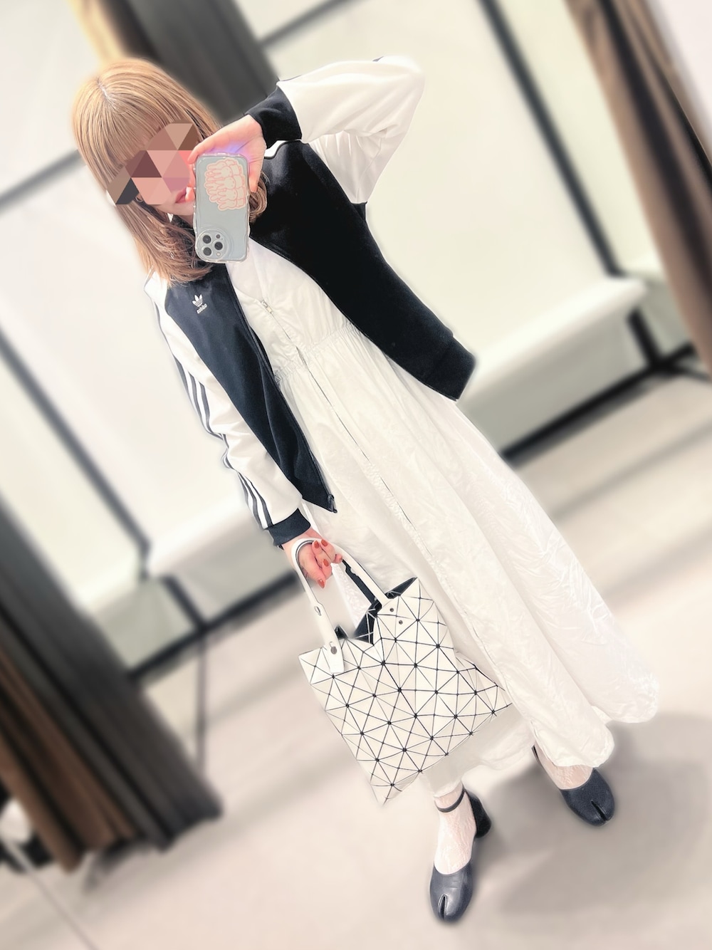 「秋コーデ、大人カジュアル、キレイめカジュアル、秋先取りコーデ、休日スタイル、ワンピース、ロングワンピース、スポーツミックス、レイヤードスタイル、モノトーン、トラックジャケット、ジャージ、オトナカジュアル、adidas、タビシューズ」｜「adidasのアディカラー クラシックス オーバーサイズ SST トラックトップ（ジャージ） / アディダスオリジナルス adidas Originals（ジャージ、ブラック系）」を使った、ykさん（レディース・162cm）の秋コーディネートの1枚目の写真