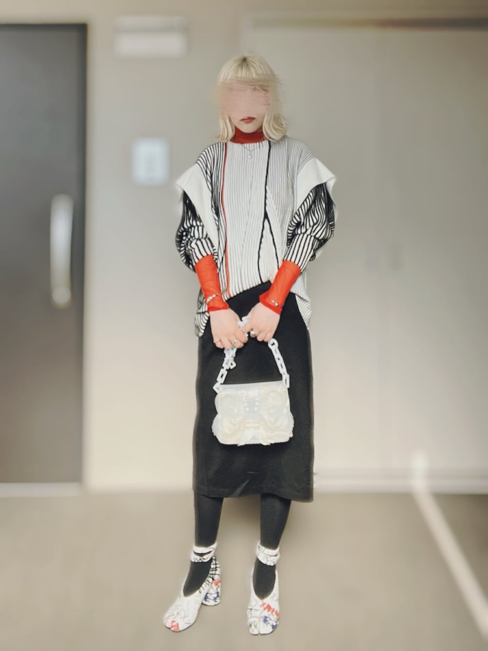 「未来のWEARISTAプロジェクト、カジュアルコーデ、秋冬コーデ、オトナ女子、着回しコーデ、足袋パンプス、mame、mamekurogouchi、パンプス、オトナカジュアル、レイヤードスタイル、タートルネック、シアー、シアートップス、モノトーン」｜「mamekurogouchiのアイテム（ニット/セーター、ブラック系）」を使った、ykさん（レディース・160cm）の秋コーディネートの1枚目の写真