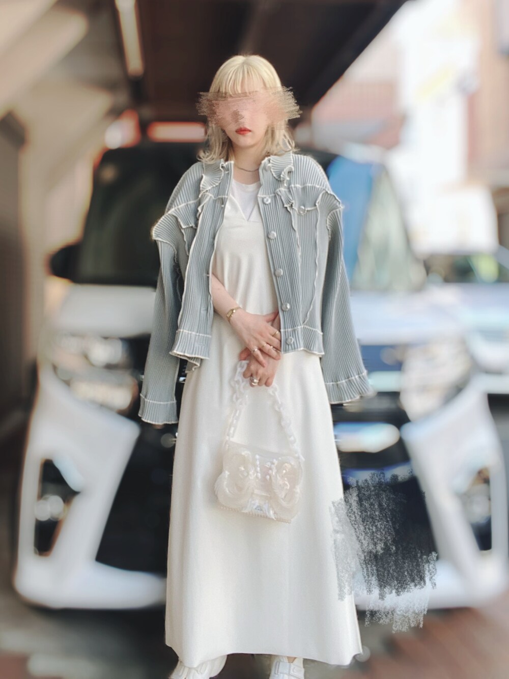 「だから秋服が好き、秋のコーデ、シンプルコーデ、休日スタイル、キャミワンピ、白スニーカー、UNIQLO、レイヤードスタイル、スクエアバッグ、今日のコーデ」｜「mamekurogouchiのアイテム（バッグ、ホワイト系）」を使った、ykさん（レディース・160cm）の秋コーディネートの1枚目の写真