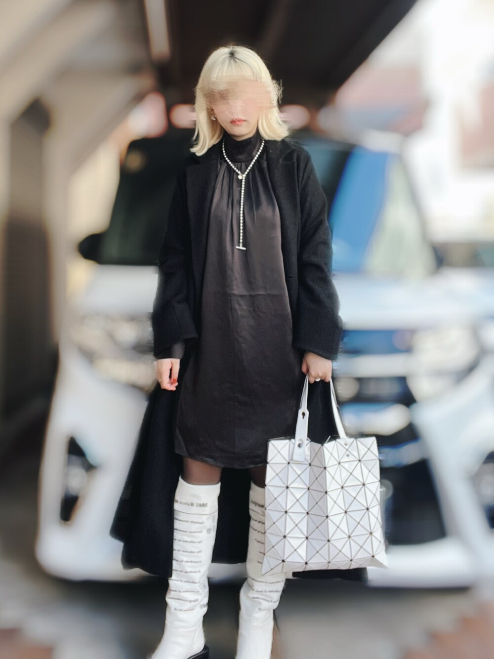 「休日スタイル、お洒落さんとつながりたい、モノトーンコーデ、タートルネック、ロングブーツ、ブーツ、オトナ女子、ミニワンピ、ボールチェーン、モノトーン、ブラックコーデ、ロングコート、プチプラコーデ、ハイネック、ボリューム袖」｜「OKIRAKUの(OKIRAKU×ROSEBUD)【ROSE BUD別注】マキシロングコート（その他アウター、ブラック系）」を使った、ykさん（レディース・160cm）の冬コーディネートの1枚目の写真