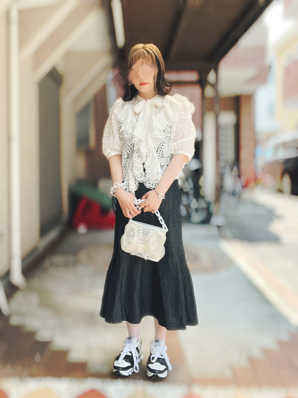 「シンプルコーデ、オトナ女子、カジュアル、休日コーデ、お洒落さんとつながりたい、大人かわいい、お出かけコーデ、summer、ホワイト、ブラウス、レース、mame、mamekurogouchi、マーメイドスカート、スニーカー」｜「mamekurogouchiのアイテム（バッグ、ホワイト系）」を使った、ykさん（レディース・160cm）の夏コーディネートの1枚目の写真
