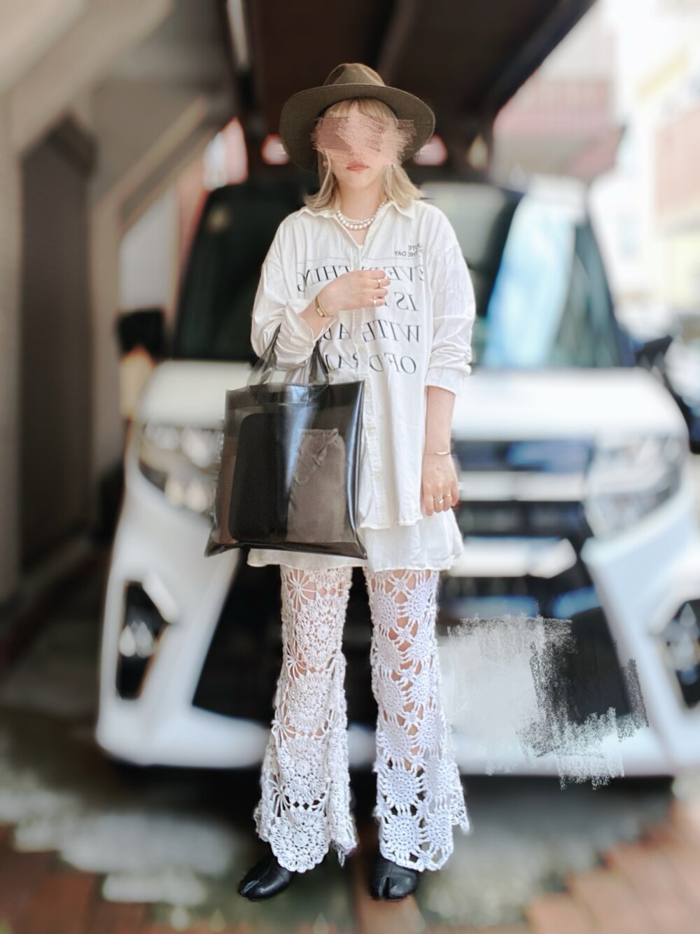 「休日コーデ、シンプルスタイル、秋服準備はじめました、カジュアル、オトナカジュアル、秋トレンド2021、シンプル、ショートブーツ、モノトーン、ハット」｜「itimiのアイテム（パンツ、ホワイト系）」を使った、ykさん（レディース・160cm）の秋コーディネートの1枚目の写真