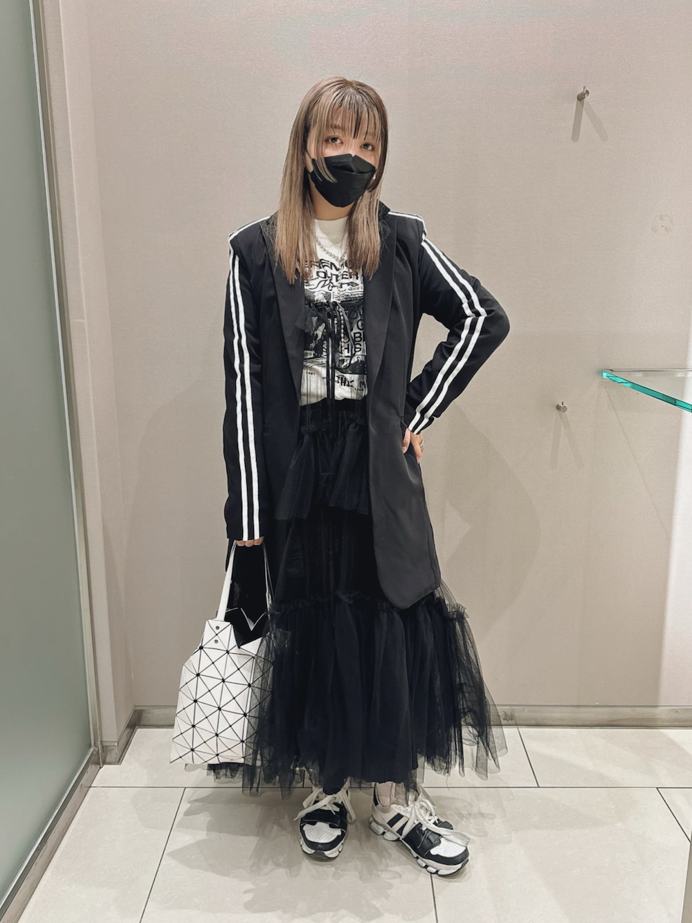「休日スタイル、お洒落さんとつながりたい、ロングワンピース、シアー、shein、30代コーデ、スニーカー、ジャケット、レイヤードスタイル、レイヤード、レースタイツ、スポーツミックス、モノトーン、白黒、ロックT」｜「J1U by LA BELLE ETUDEのシースルーボリュームチュールデザインジレ（ベスト、ブラック系）」を使った、ykさん（レディース・162cm）の春コーディネートの1枚目の写真