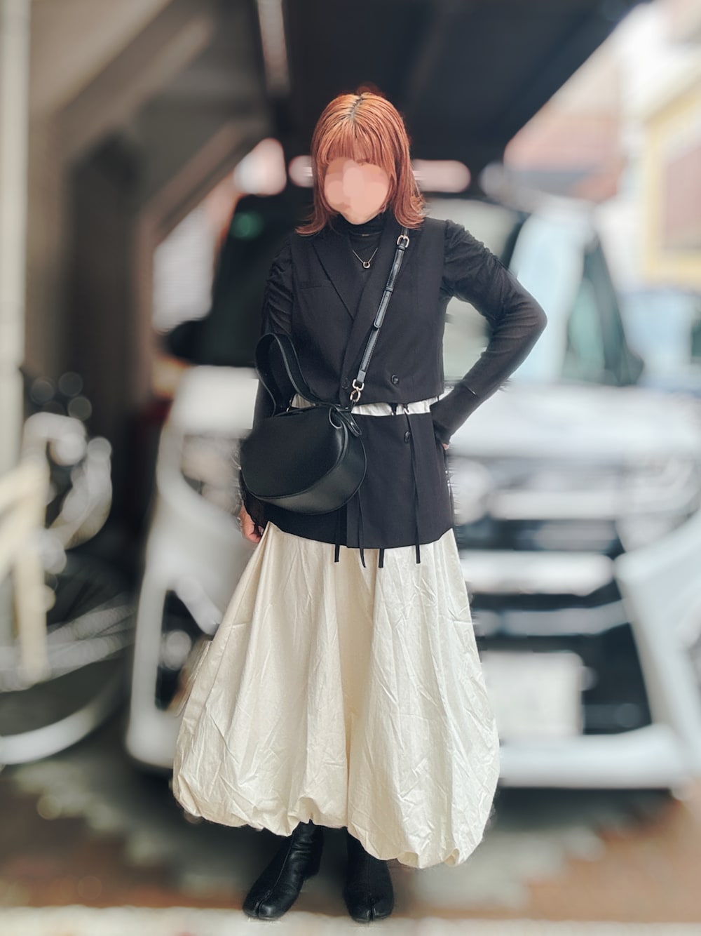 「秋っぽコーデ更新中、レイヤードスタイル、大人コーデ、秋服準備はじめました、オトナカジュアル、バルーンスカート、タビブーツ、モノトーン、モノトーンコーデ、ベスト、ジレ、ロングスカート、プチプラコーデ、シアートップス、フラットシューズ」｜「LIANのバルーンロングスカート（スカート、ホワイト系）」を使った、ykさん（レディース・162cm）の秋コーディネートの1枚目の写真