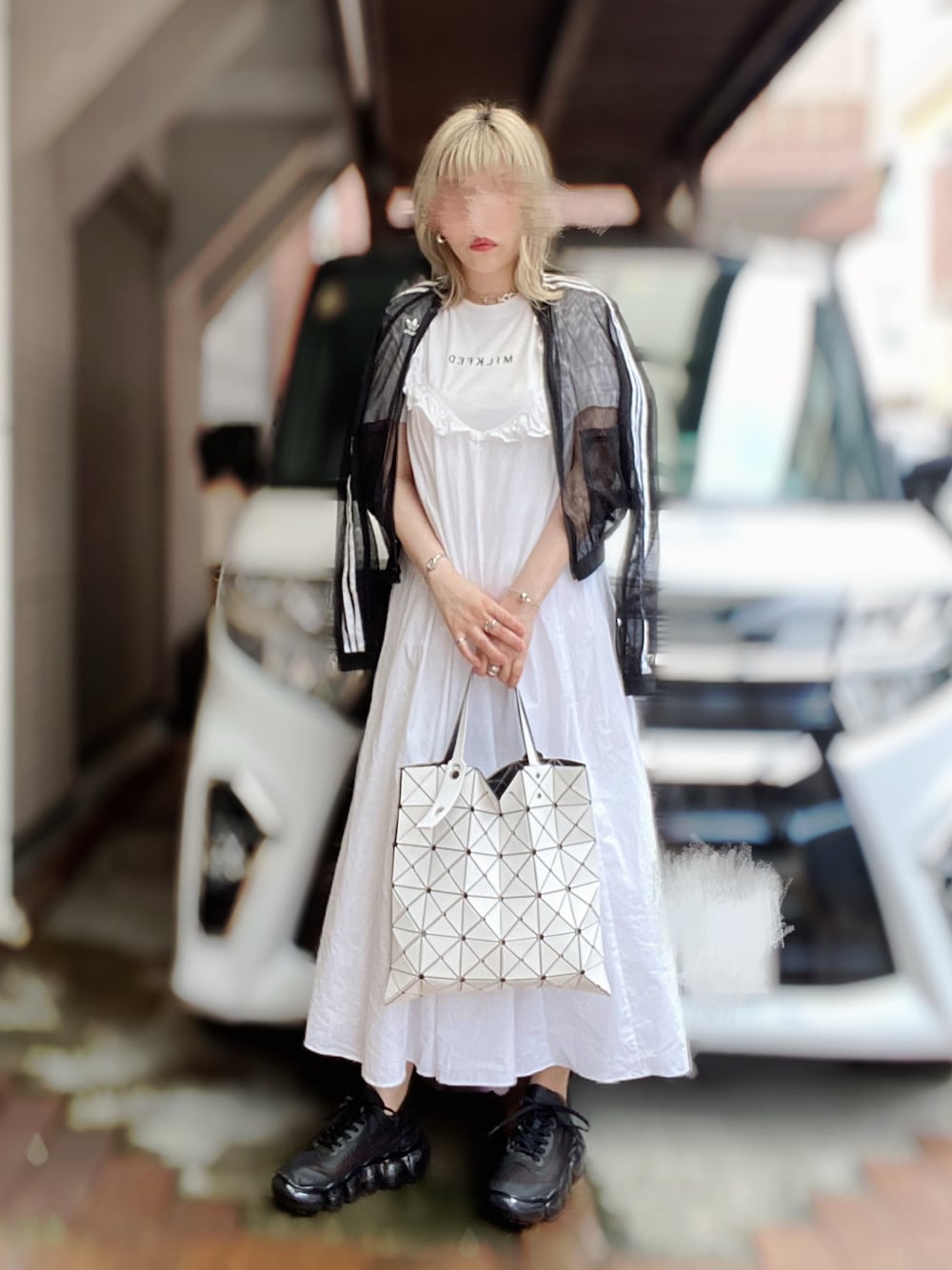 「今日のコーデ、秋服準備はじめました、大人ガーリー、厚底シューズ、厚底スニーカー、モノトーン、白黒、モード、白ワンピース、黒スニーカー」｜「H&Mのアイテム（ワンピース/ドレス、ホワイト系）」を使った、ykさん（レディース・160cm）の秋コーディネートの1枚目の写真