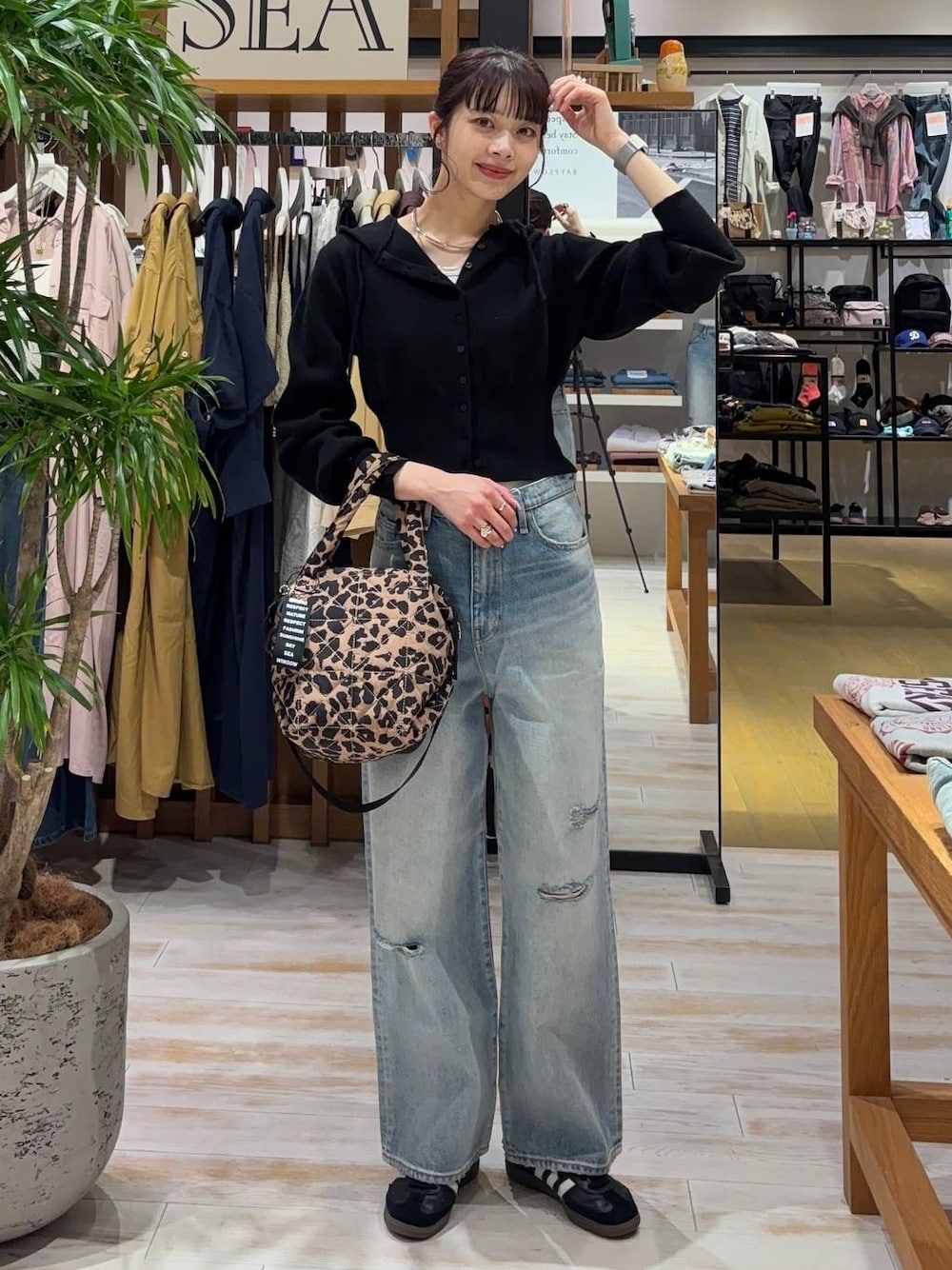 BAYFLOWのパーカーを使った「デニムパンツ」の人気ファッション 