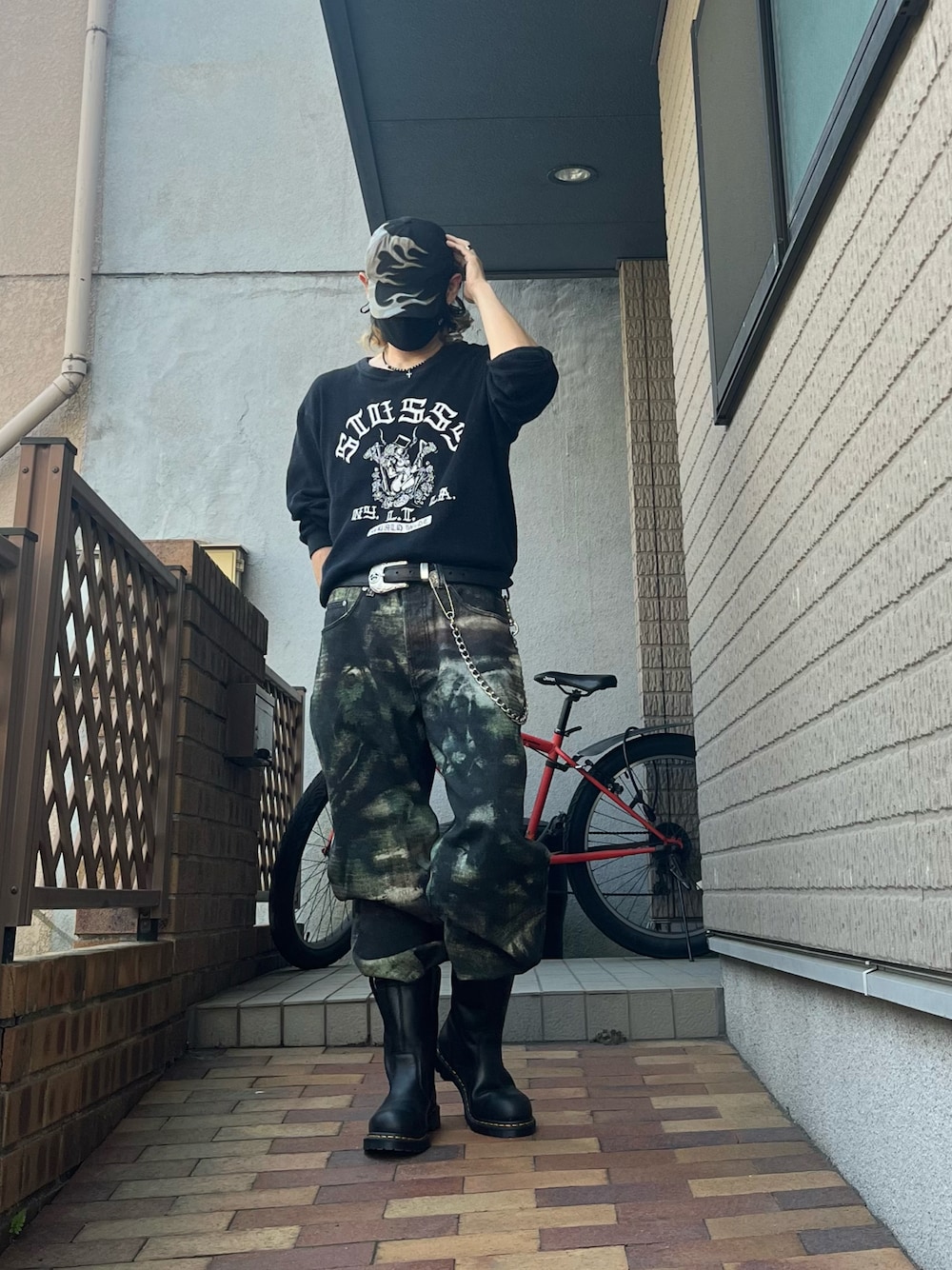 「stussy、ブーツイン、カモ柄、サーマル、やっぱり帽子が好き、古着MIX、ワイドデニム」｜「STUSSYのアイテム（Tシャツ/カットソー、ブラック系）」を使った、CHdogさん（メンズ・177cm）の春コーディネートの1枚目の写真