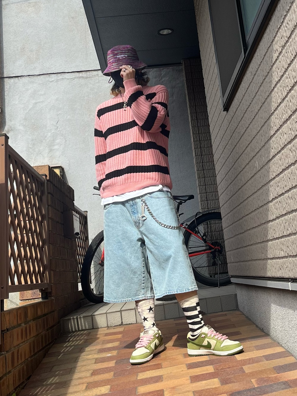 「supreme、ニット、バケハ、NIKE、バギーパンツ、ボーダー、ストリート」｜「Supreme のアイテム（パンツ、ブルー系）」を使った、CHdogさん（メンズ・177cm）の春コーディネートの1枚目の写真