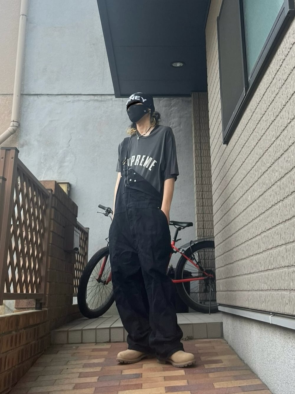 「やっぱり帽子が好き、supreme、carhartt、Timberland、ストリート、服好きな人と繋がりたい」｜「Timberlandのアイテム（ブーツ、ベージュ系）」を使った、CHdogさん（メンズ・177cm）の春コーディネートの1枚目の写真