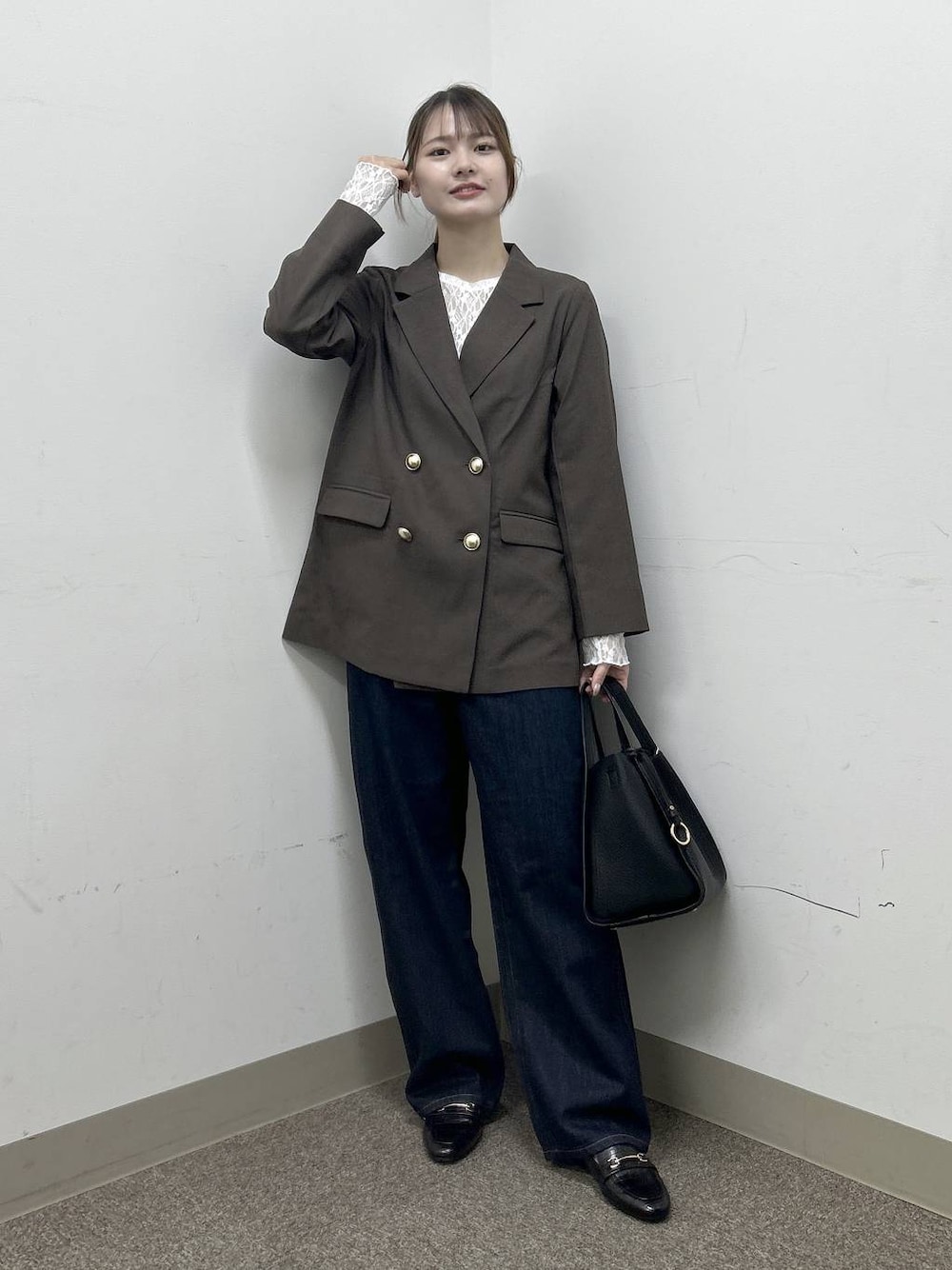 ブラック系のローファー、ブラウン系のテーラードジャケット、ブルー系のデニムパンツを着用したレディースの秋コーディネートの1枚目の写真