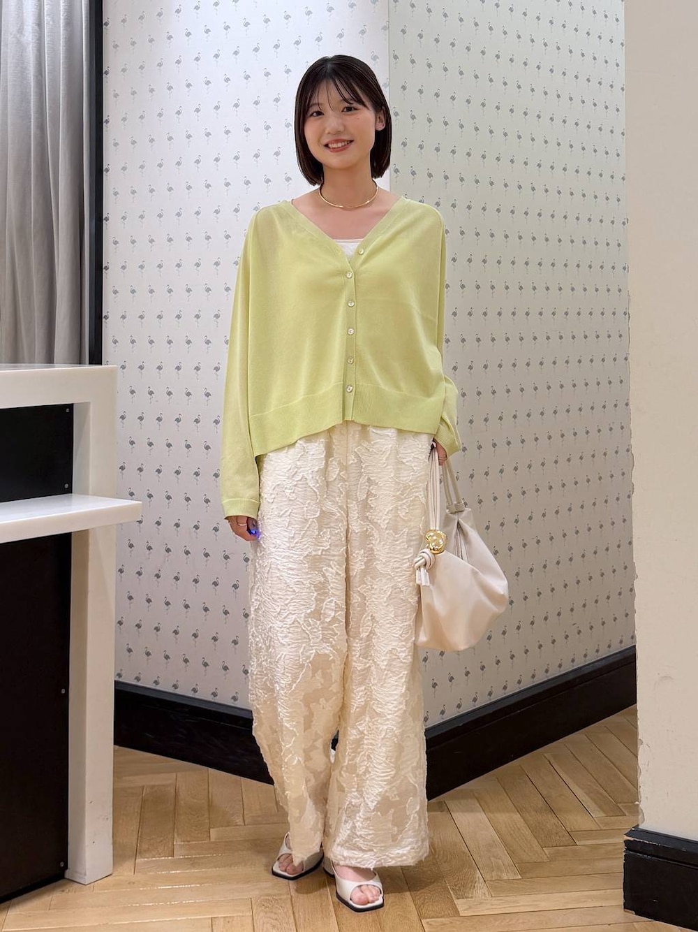 ホワイト系のショルダーバッグ、ホワイト系のパンプス、ホワイト系のその他パンツを着用したレディースの春コーディネートの1枚目の写真