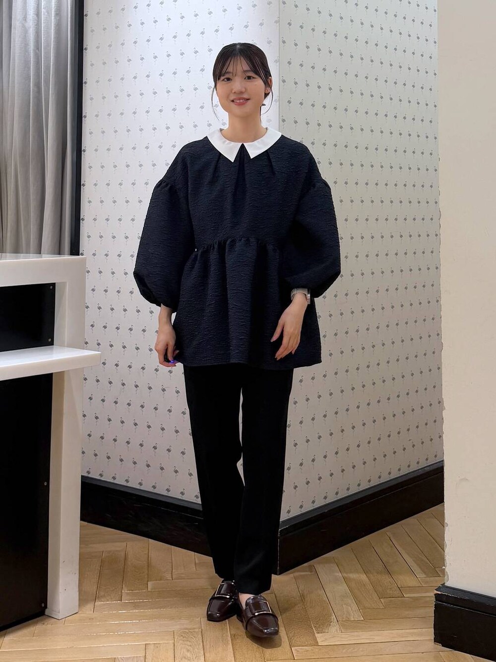 ブルー系のスーツセット、ブラウン系のローファーを着用したレディースの冬コーディネートの1枚目の写真