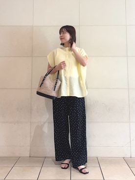 「URBAN RESEARCH DOORS（アーバンリサーチドアーズ）の『一部WEB限定カラー』ショルダータックバンドカラーシャツ（シャツ/ブラウス、イエロー系）」を使った、　寺内　早紀さん（レディース・153cm）の夏コーディネート
