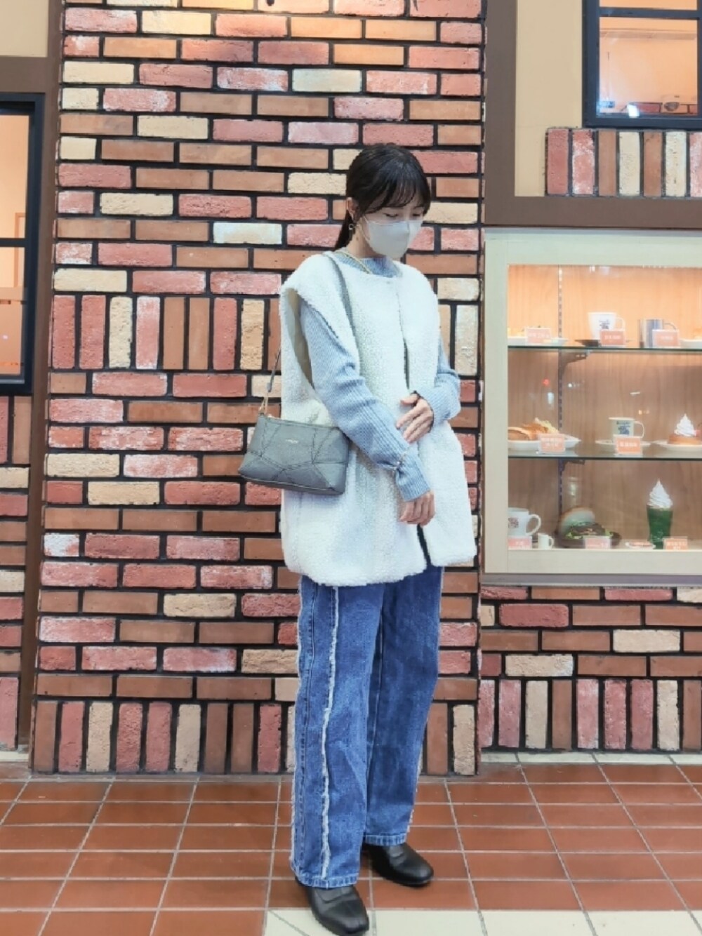 「低身長女子、低身長、ボアベスト、ジーンズ、セーター、お出かけコーデ、カジュアル、シャツスタイル」｜「mini mattersのアイテム（デニムパンツ、ブルー系）」を使った、debbie1gさん（レディース・150cm）の冬コーディネートの1枚目の写真