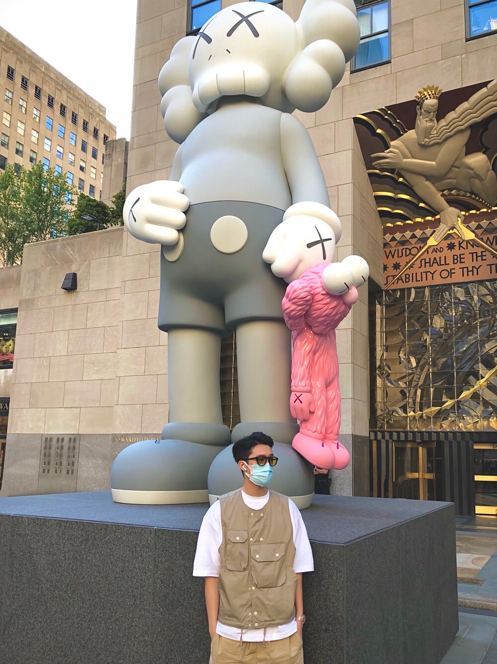 「今日のコーデ、NEW YORK」｜「Engineered Garmentsのアイテム（ベスト、ベージュ系）」を使った、Leon SNuff Huangさん（メンズ・183cm）の秋コーディネートの1枚目の写真