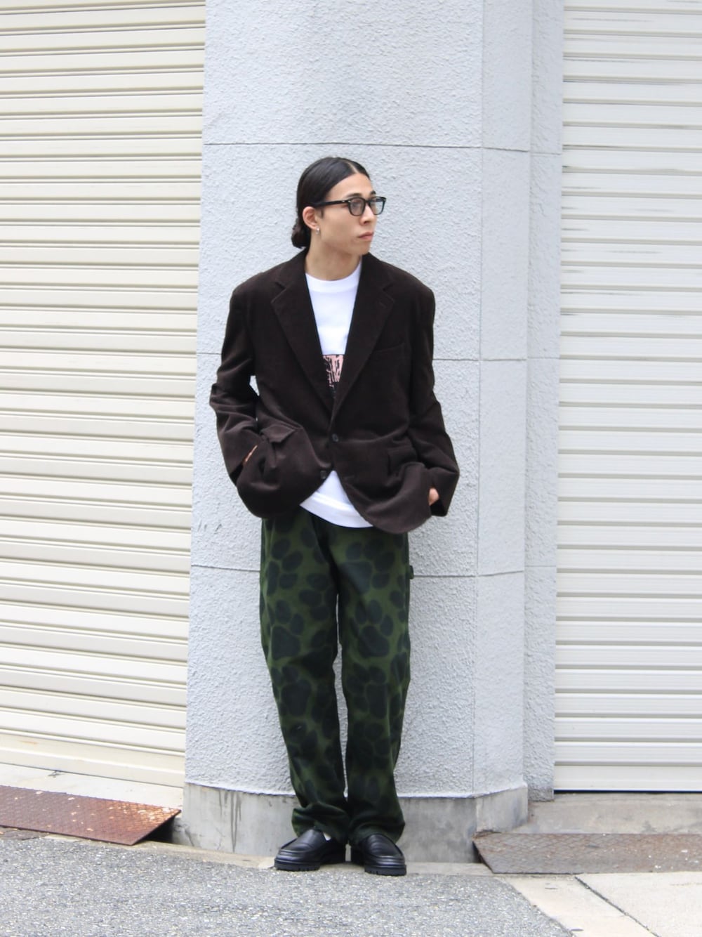 ホワイト系のTシャツ/カットソー、ブラック系のスリッポンを着用したメンズの秋コーディネートの1枚目の写真