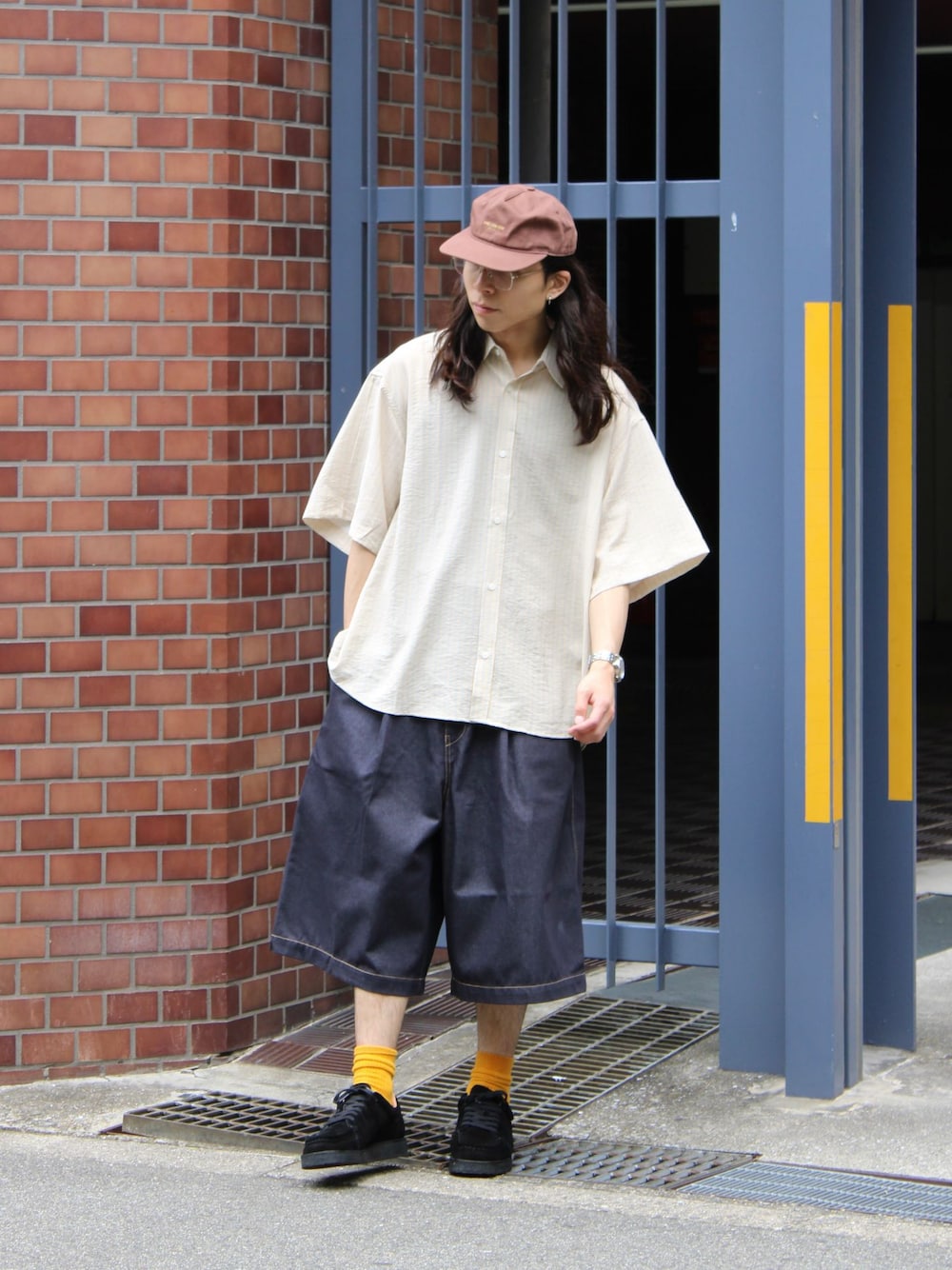 ブルー系のその他パンツ、ベージュ系のシャツ/ブラウスを着用したメンズの夏コーディネートの1枚目の写真