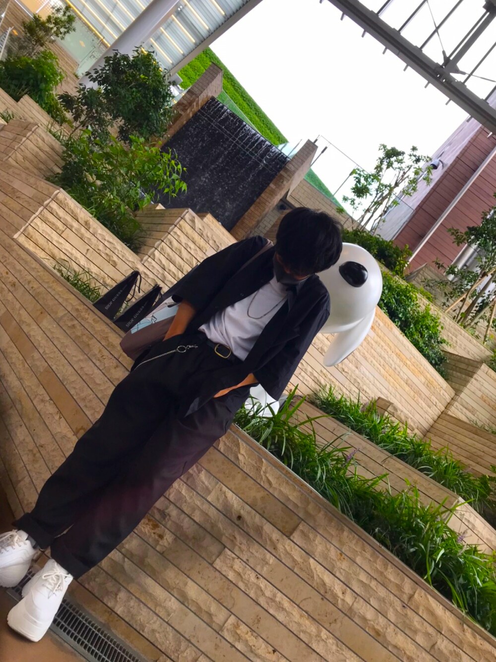 「シンプルコーデ、おしゃれさんと繋がりたい、いいね、save、フォローお願いします🤑、高校生コーデ、夏コーデ、WEGO、guess、ファッション好きと繋がりたい」｜「WEGOのWEGO/ボリュームスニーカー（スニーカー、ホワイト系）」を使った、Osshuさん（メンズ・164cm）の夏コーディネートの1枚目の写真