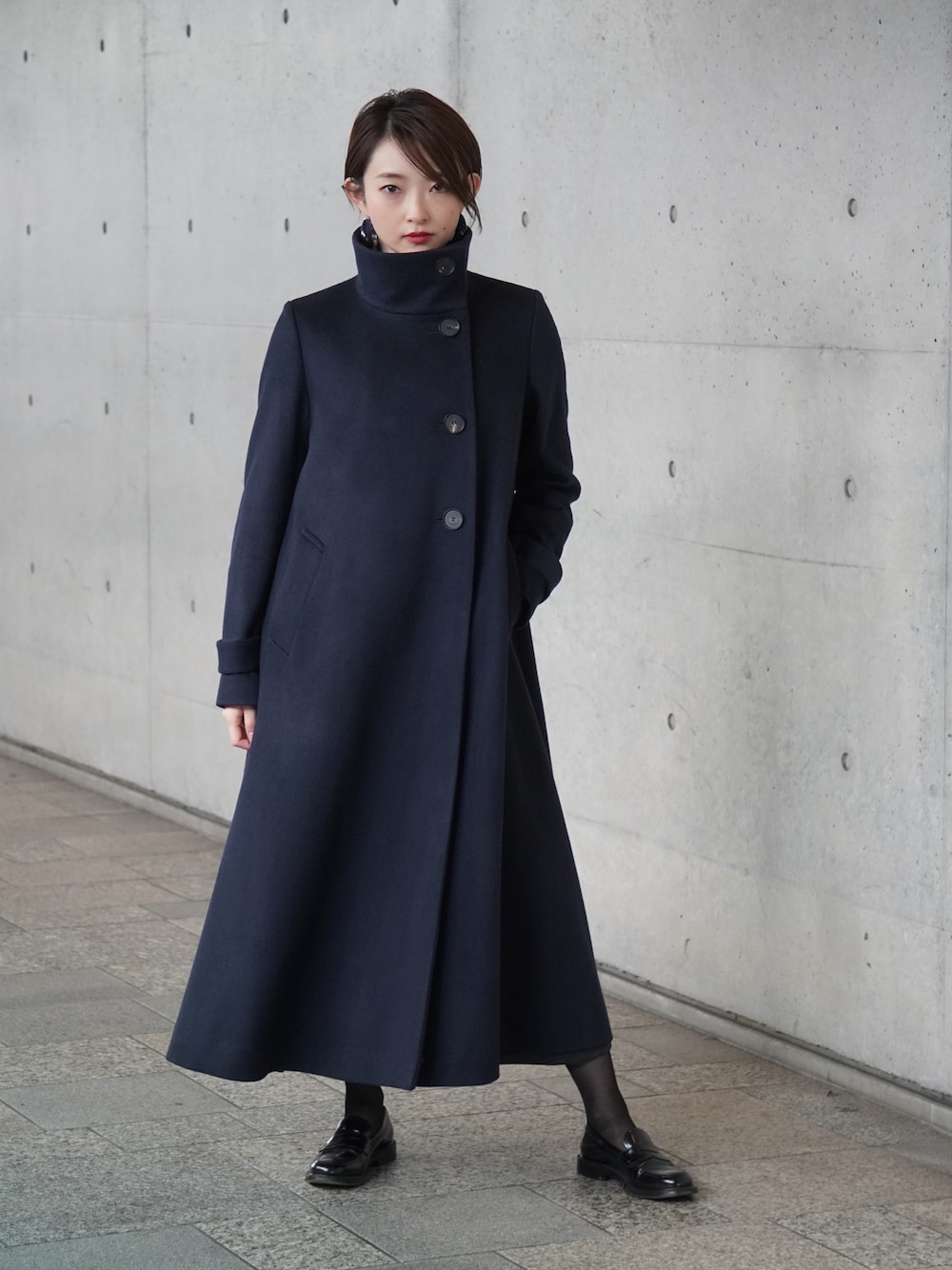 ブルー系のジャケット/アウター、ブラック系のローファー、グレー系のワンピースを着用したレディースの冬コーディネートの1枚目の写真