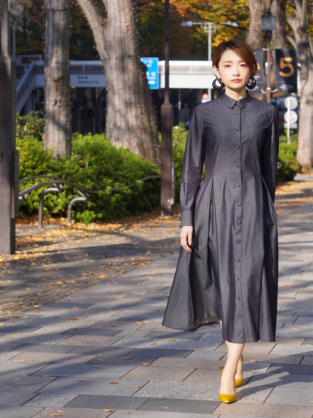 「factotum、ファクトタム、gianvitorossi、デニムワンピース、シャツワンピース、ハイヒール、キレイめコーデ、シルクデニム、アラサー、LOEWE、ロエベ」｜「YUUGAのアイテム（シャツワンピース、ブルー系）」を使った、Hanae - YUUGAさん（レディース・160cm）の秋コーディネートの1枚目の写真