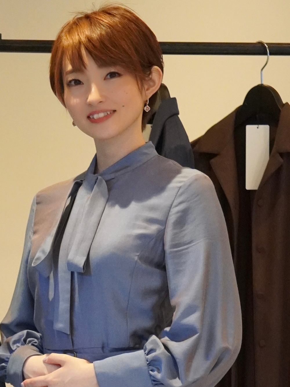 「エレガント、エレガントコーデ、セットアップ、ワンピース、ワンピースコーデ、アラサー、アラフォー、アラフィフ、キレイめ、きれいめコーディネート、フェミニン、ボウタイワンピース、ボウタイブラウス、シンフルコーデ、上質」｜「YUUGAのYUUGA レディース オープンカラーシャツワンピース weaners wool collection 20-10-OP-01 （シャツワンピース、ブラウン系）」を使った、Hanae - YUUGAさん（レディース・160cm）の冬コーディネートの1枚目の写真