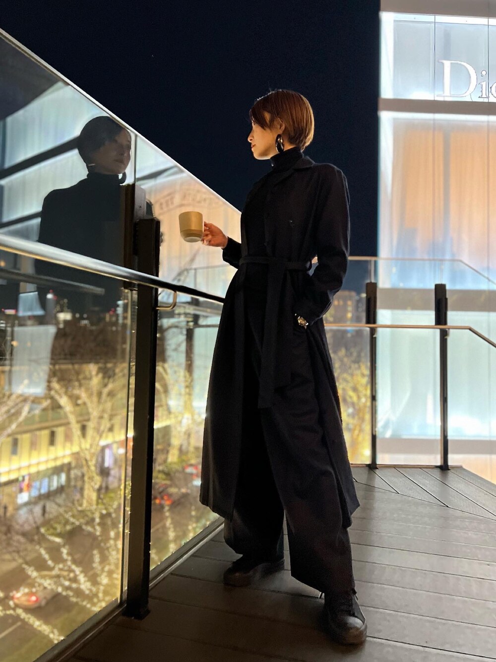 「秋冬コーデ、夜カフェ、オールブラック、オールブラックコーデ、シンプルスタイル、モード、キレイめ、Y-3、LOEWE、表参道、ワンピース、黒スニーカー、アラサー、フレアパンツ、セットアップ」｜「LOEWEのアイテム（ピアス（両耳用）、ブルー系）」を使った、Hanae - YUUGAさん（レディース・160cm）の冬コーディネートの1枚目の写真