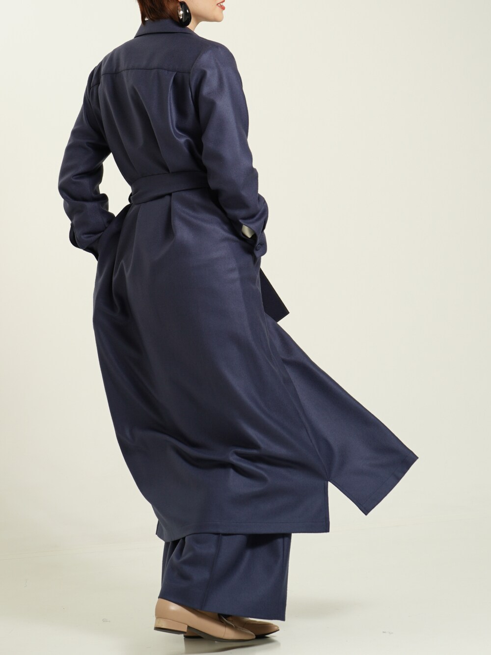 ブルー系のシャツワンピース、ブルー系のスラックス、その他のその他を着用したレディースの秋コーディネートの1枚目の写真